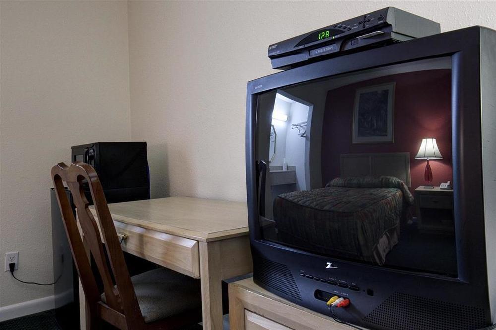 Americas Best Value Inn - Port Jefferson Station - Long Island Room photo